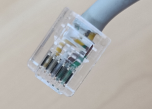 RJ11 Stecker Kontaktseite.png