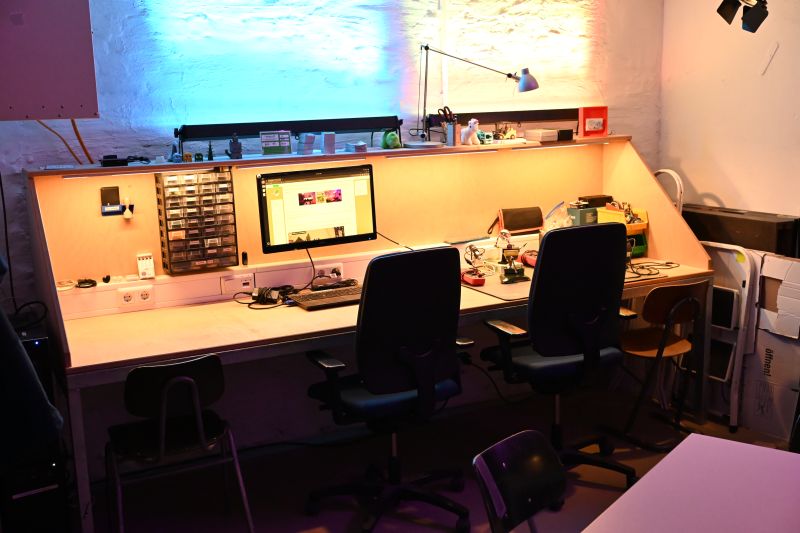 Datei:K4CG 2025 Werkbank mit Laptop Arbeitsplatz und Lötstation.jpeg